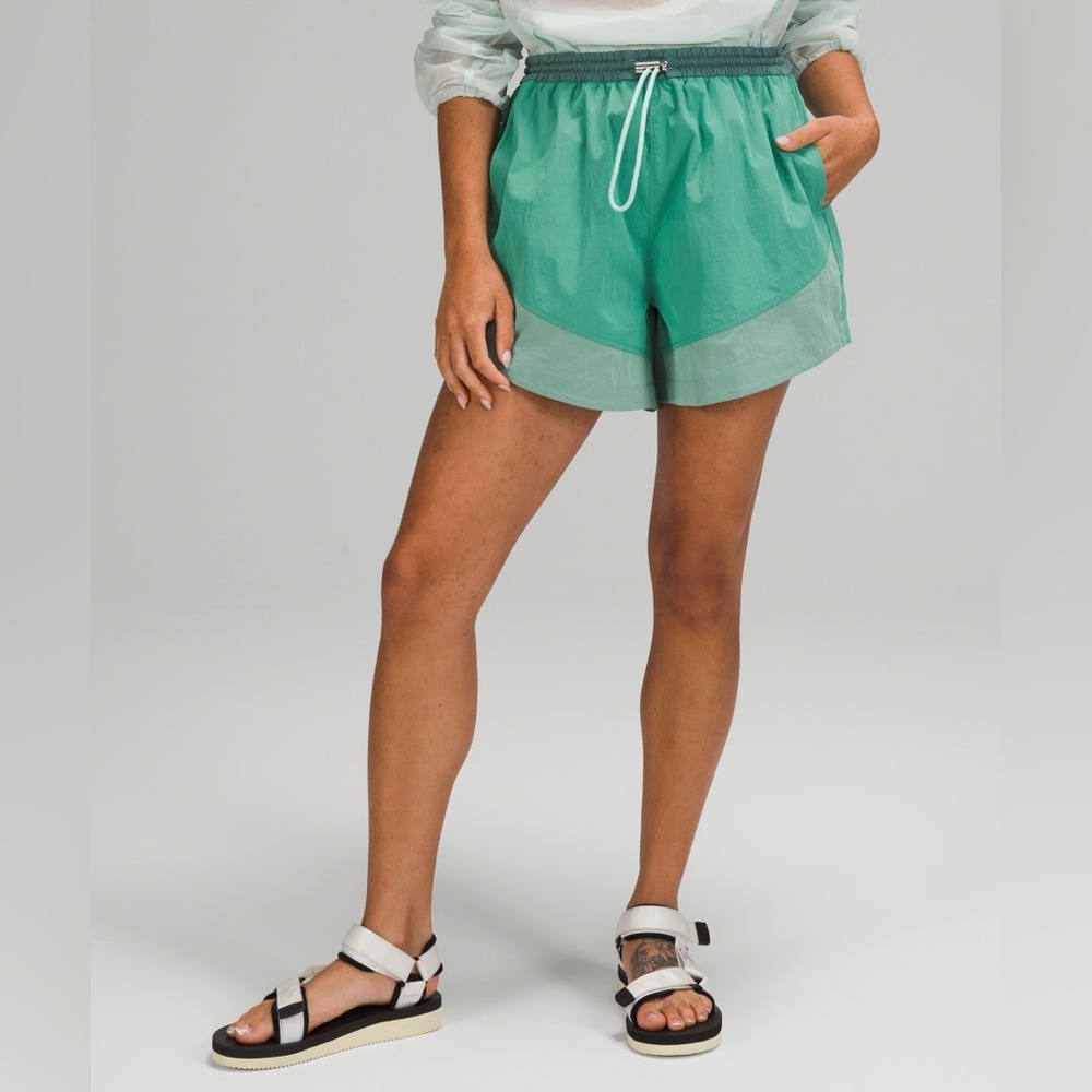 Lululemon Evergreen Shorts 4.5” Size 6